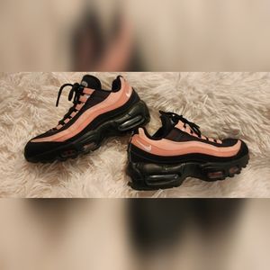 NIKE BRAND NEW WORN TWICE GORGEOUS COLORS